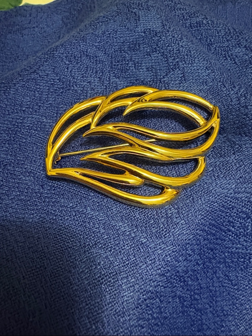 Gold-Tone Decorative Leaf Brooch - Elegant Women’s Accessory